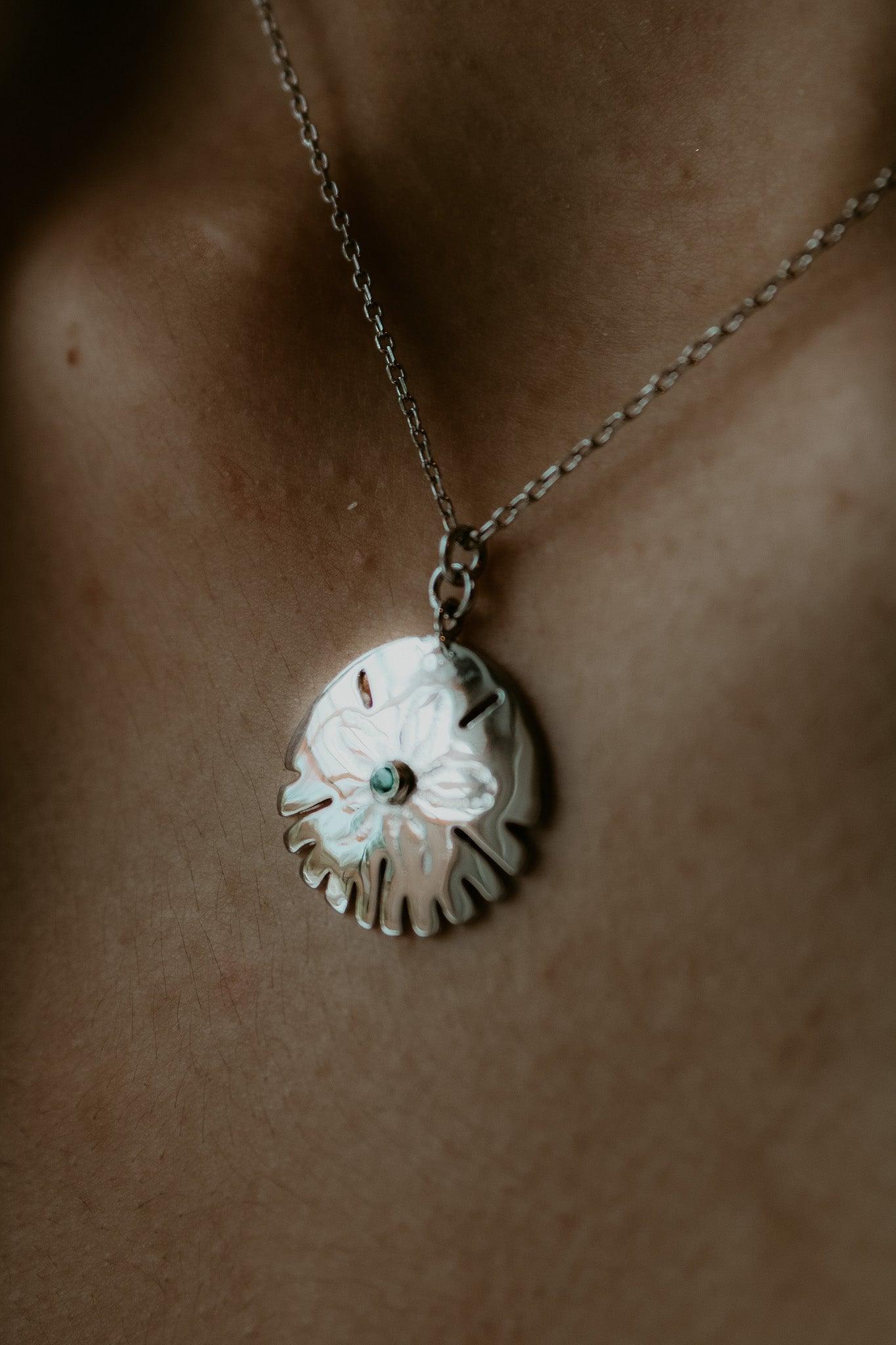 collier Assinie dollar des sable argent emeraude