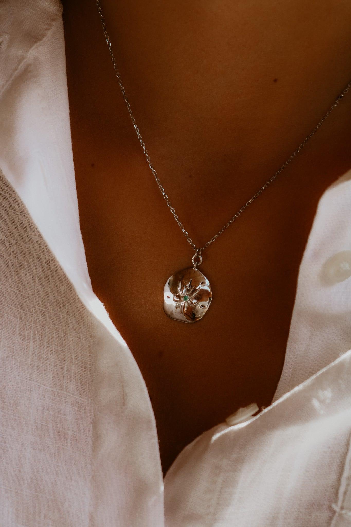 collier dollar des sables argent rhodie emeraude sathyne