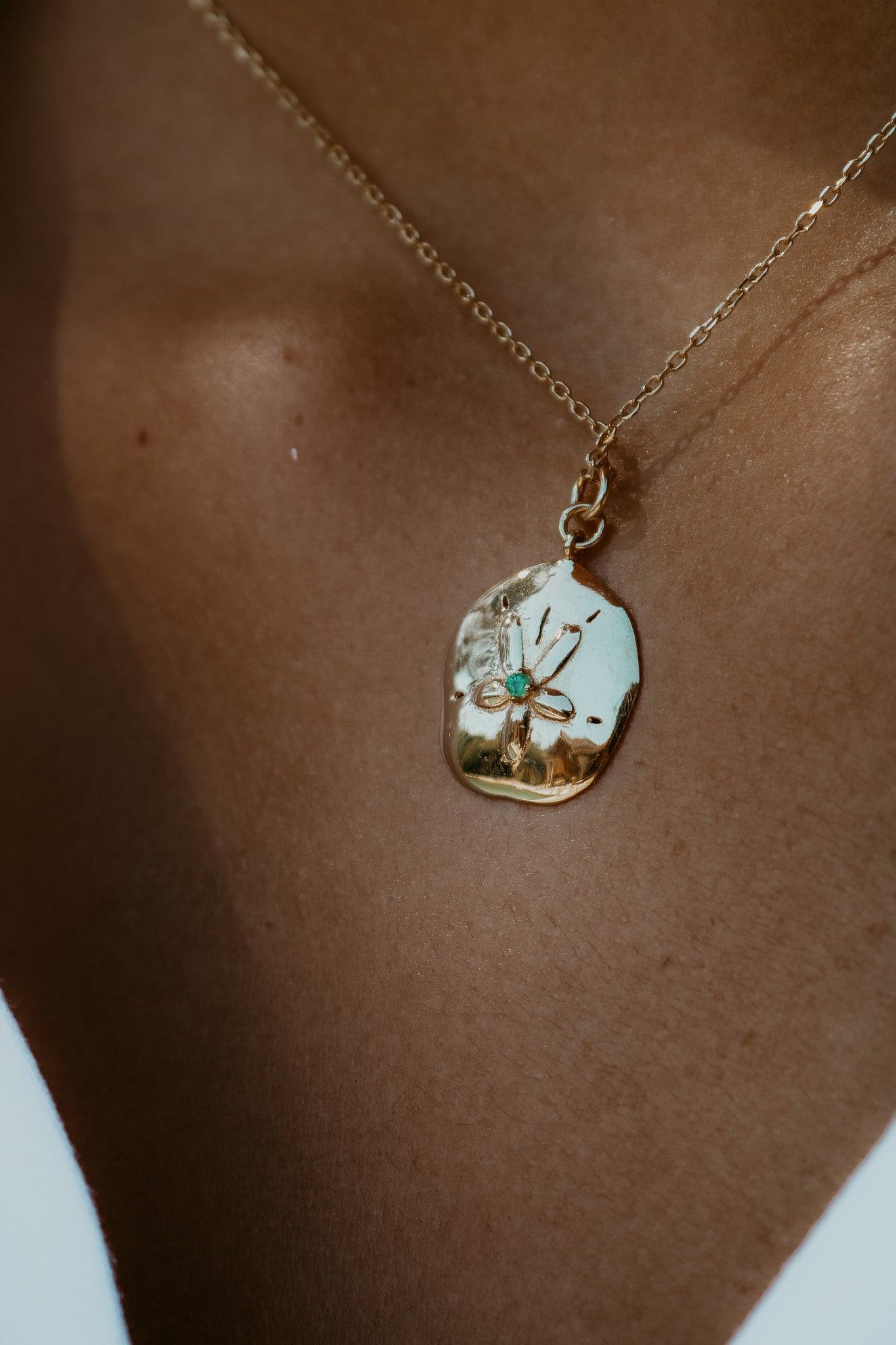 collier or dollar des sables sathyne