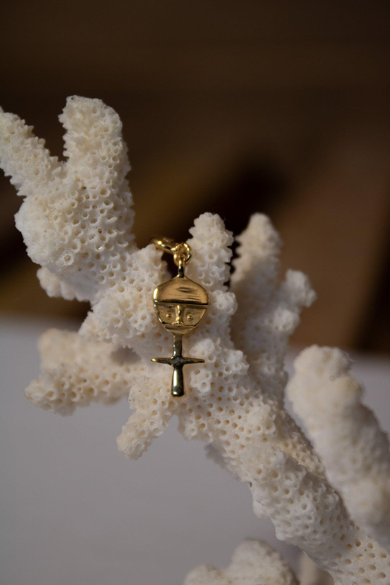 pendentif poupee asahnti sathyne bijou