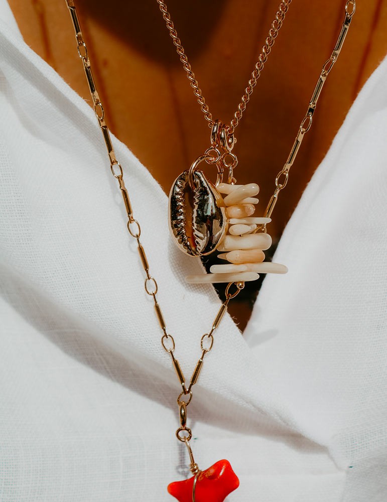 Collier corail blanc et pendentif coquillage