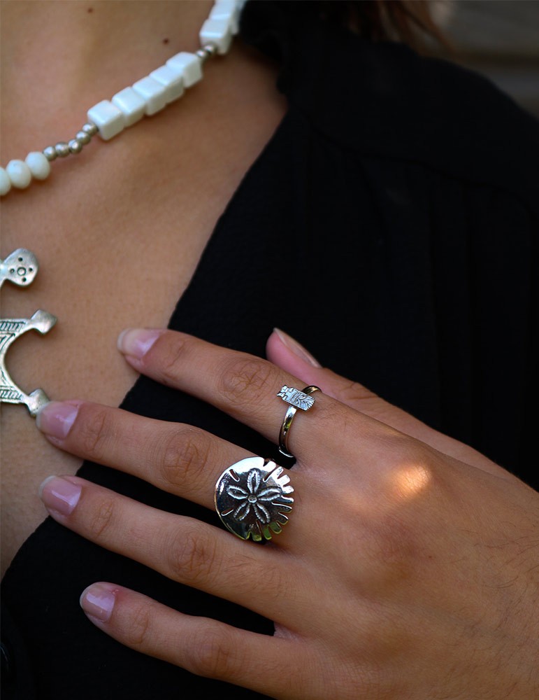 Bague Assinie en argent rhodié ornée d'un Dollar des Sables