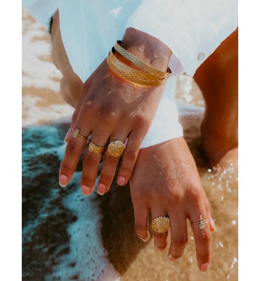 Bague Dollar de Sable portée au doigt